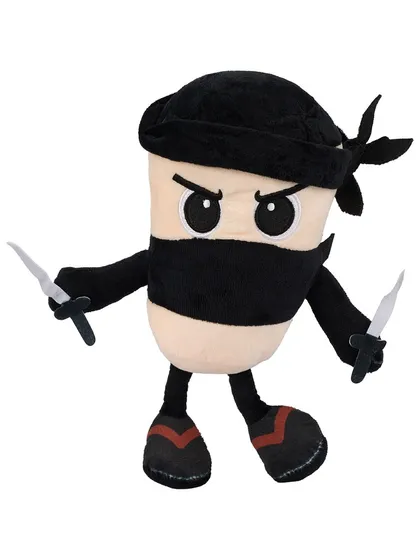 Pluszowy wojownik ninja w czarnym stroju trzymający dwa sztylety