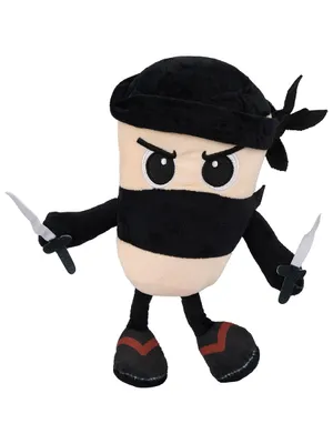 Pluszowy wojownik ninja w czarnym stroju trzymający dwa sztylety